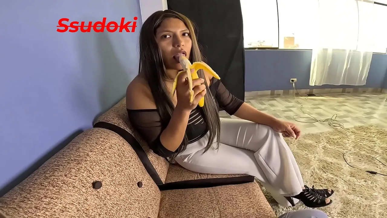 Mi Madrastra Me Encuentra Masturbándome Y Le Cuento Que Es Mi Primera Vez, Me Enseño Unas Poses Y Que Tan Apretado Puede Ser Un Coño