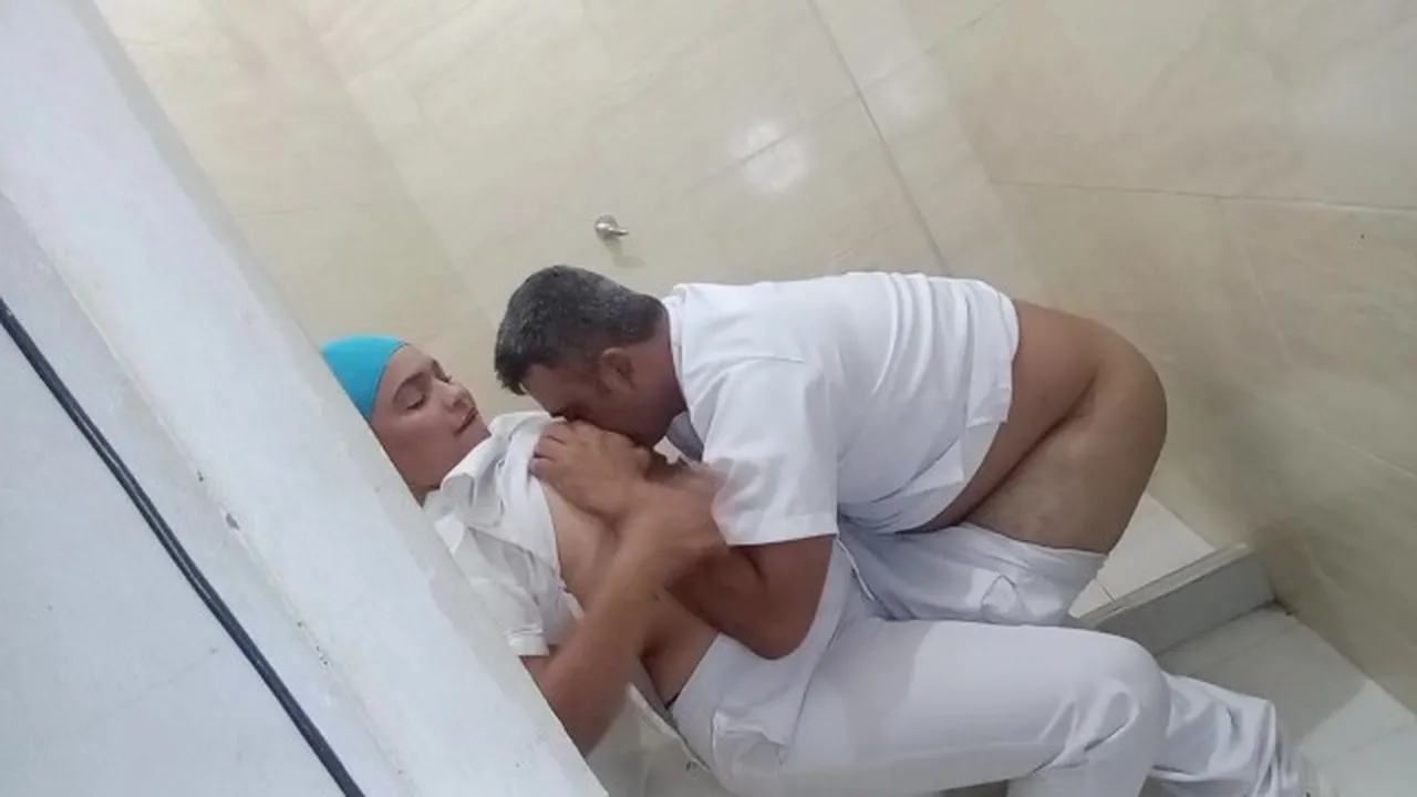 Puta Enfermera Se Coje A Colega En El Baño Del Hospital