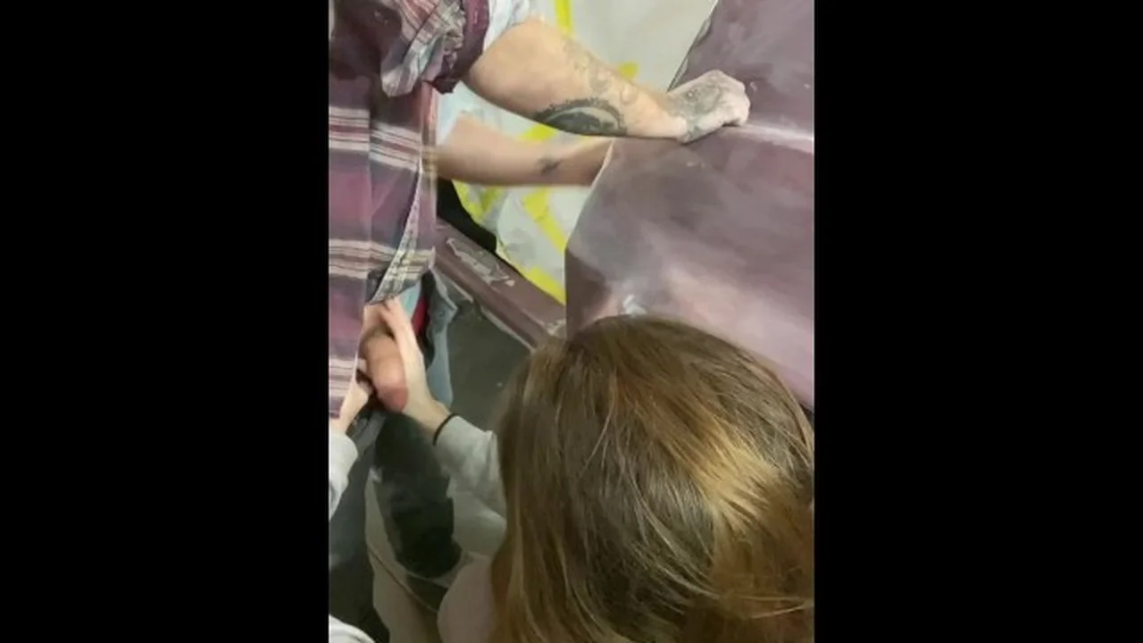 Chica Frota Mi Verga Mientras Trabajo En Un Coche De Clientes